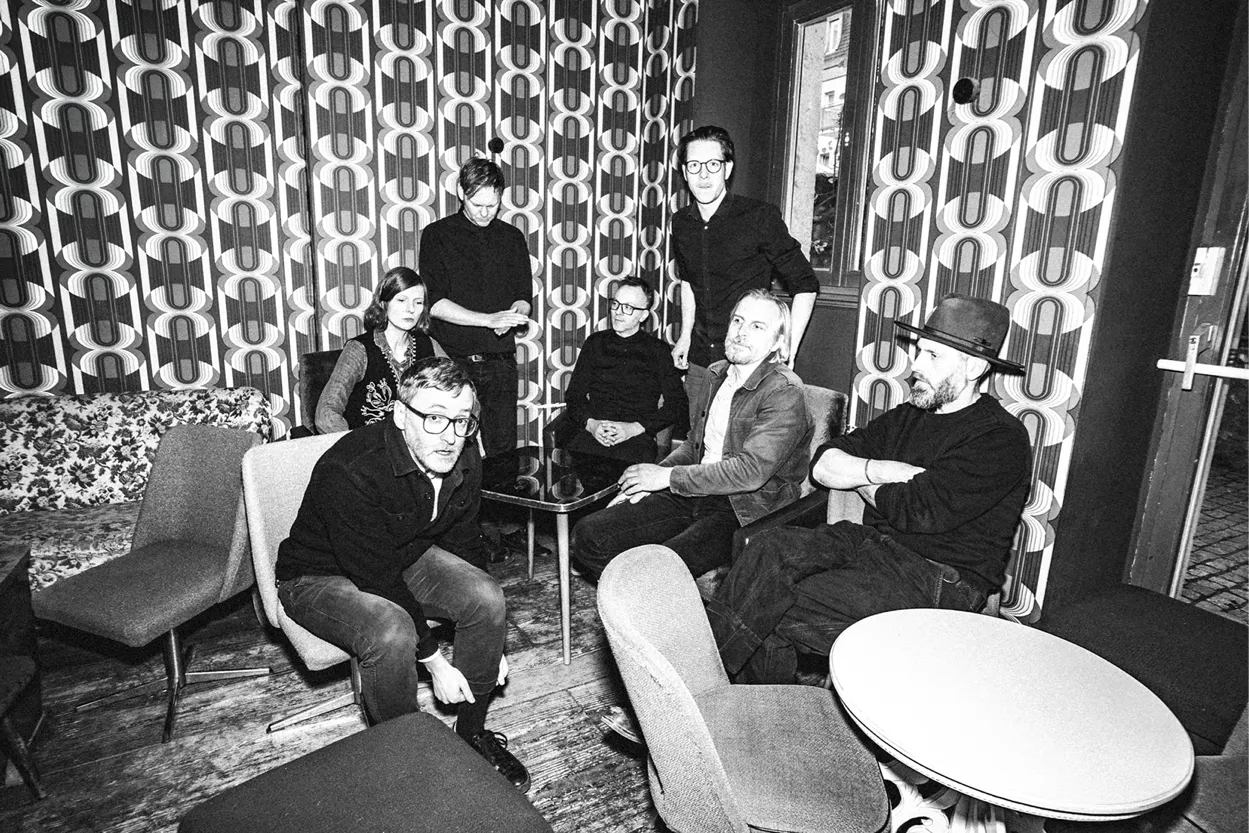 Bild der Band Garda sitzend in einem Wohnzimmer.